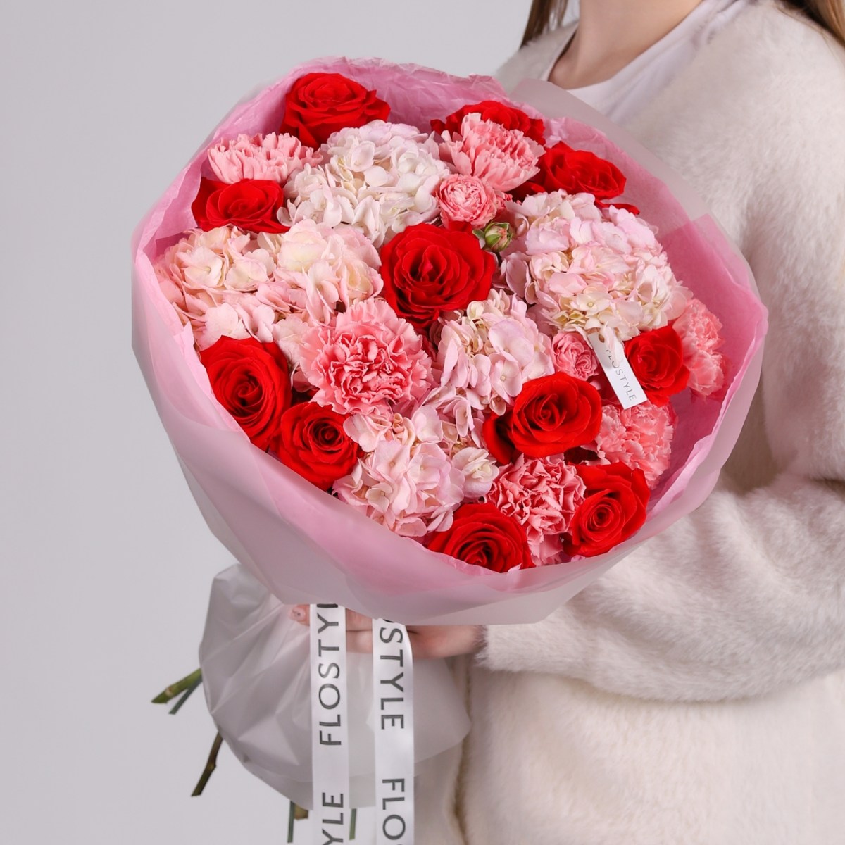 buket s rozovoj gortenziej i krasnoj rozoj 3